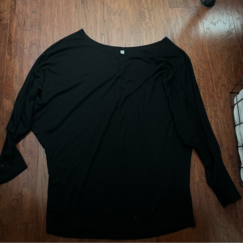 Off the shoulder black quart sleeve top